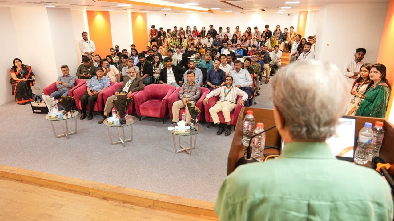 ইউআইইউতে ‘ভালোবাসায় বাড়ানো হাত’ বই পর্যালোচনা প্রতিযোগিতার পুরস্কার বিতরণ