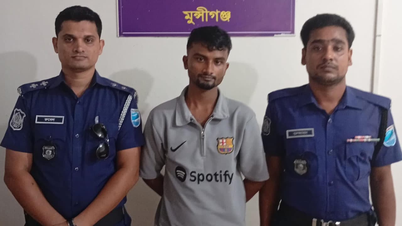 সিরাজদিখানে বিএনপি কার্যালয়ে অগ্নিসংযোগ, নেতার ছেলে গ্রেপ্তার