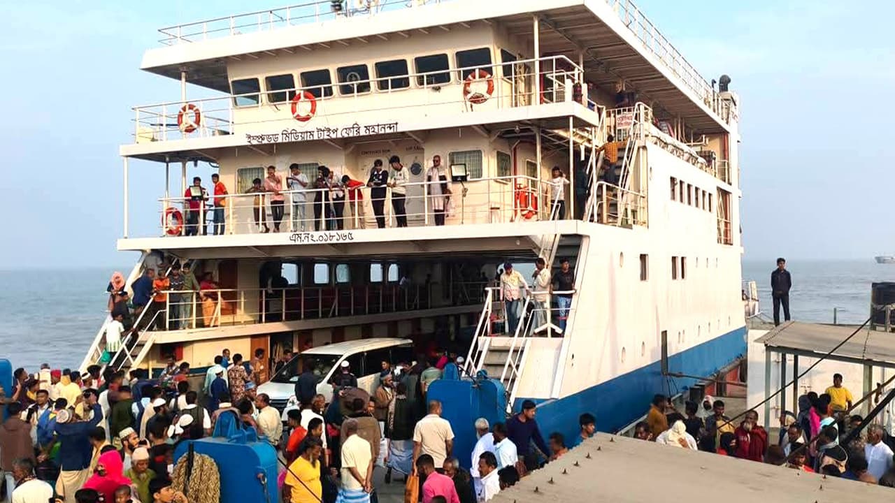 দুর্যোগপূর্ণ আবহাওয়ায় হাতিয়ার সব নৌ যোগাযোগ বন্ধ, চরম ভোগান্তি যাত্রীদের