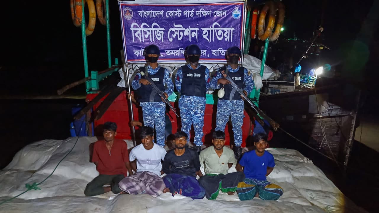 হাতিয়ায় মিয়ানমারে সার পাচারের চেষ্টার সময় ৫ জন আটক