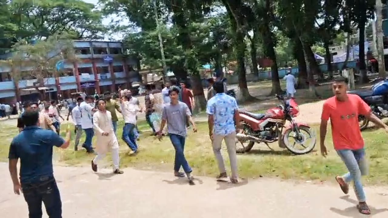 বানিয়াচংয়ে ফ্যামিলি কার্ড নিয়োগে অনিয়মের অভিযোগ, ইউএনও কার্যালয়ে বিক্ষোভ