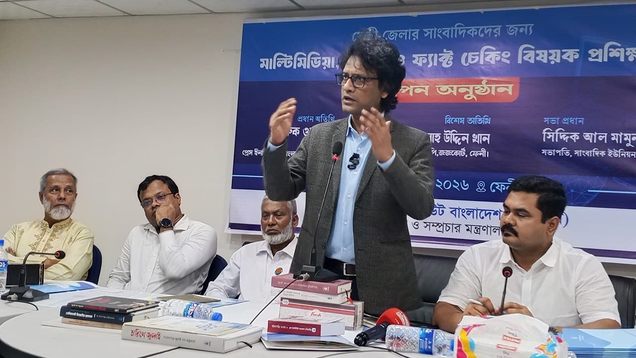 সাংবাদিকদের গরীব রেখে স্বাধীন সাংবাদিকতা অসম্ভব: ফারুক ওয়াসিফ