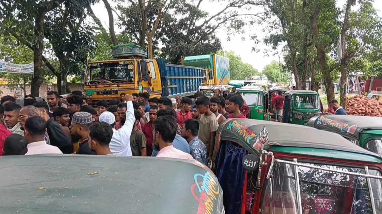 চাঁদপুরে তীব্র গ্যাস সংকটে অটোরিকশা চালকদের সড়ক অবরোধ