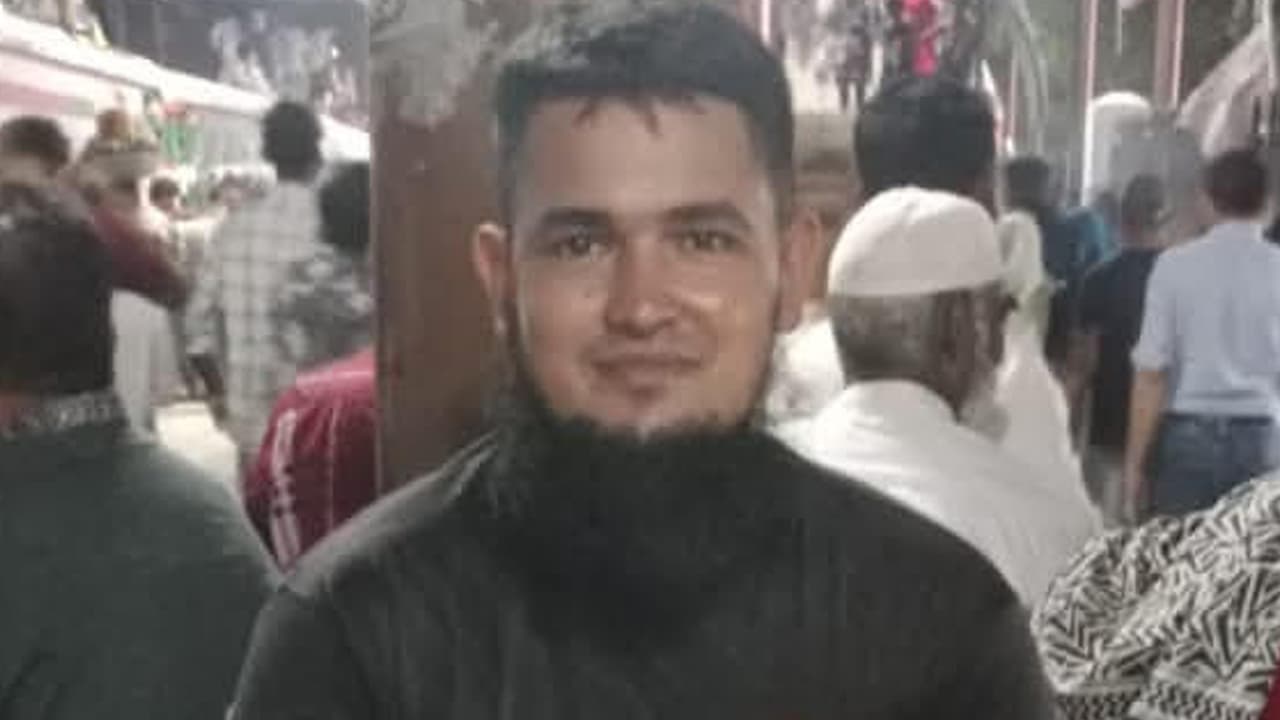 নরসিংদীতে ট্রেনের ছাদ থেকে নামার সময় দুই বগির মাঝে পড়ে যুবকের মৃত্যু