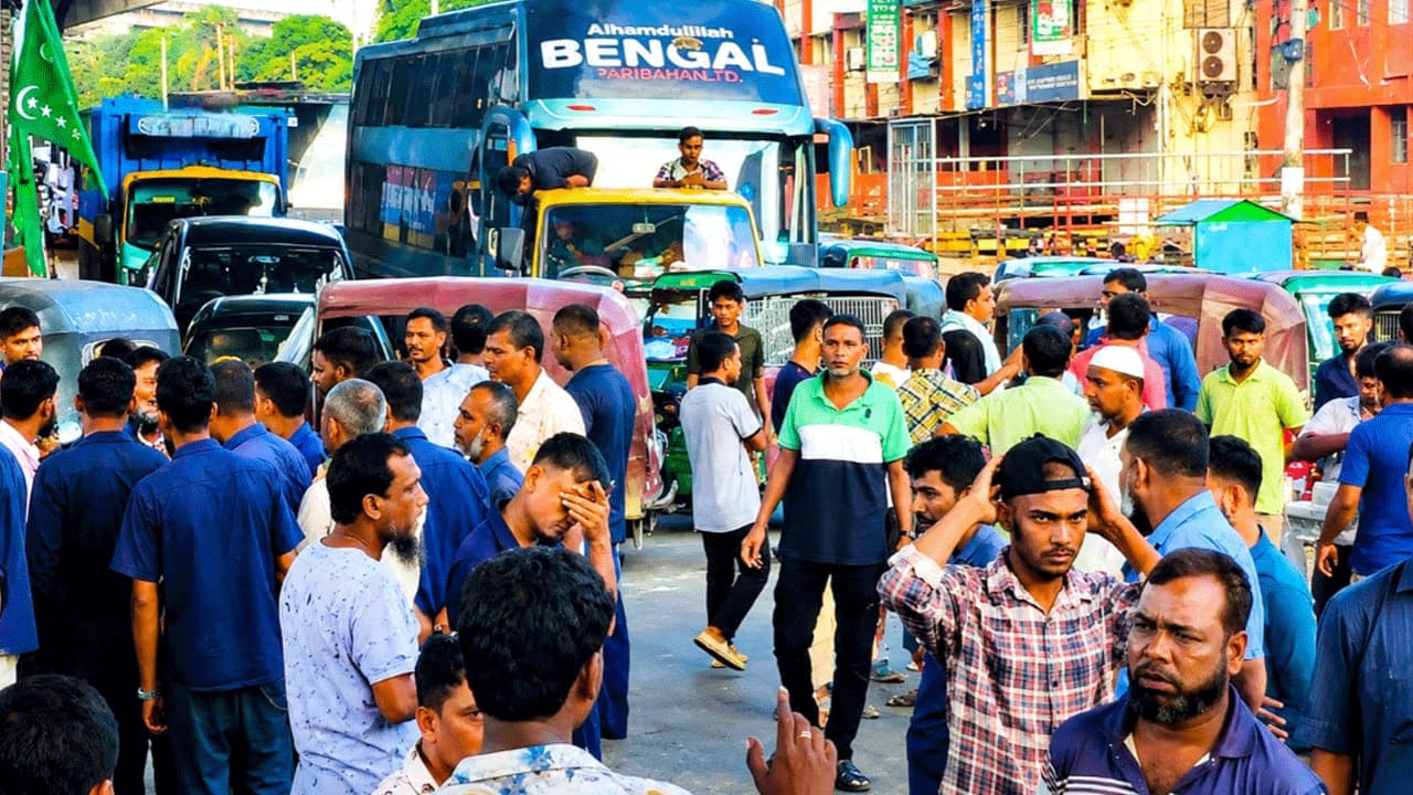 গ্যাসের সংকটে চট্টগ্রামে সিএনজি চালকদের সড়ক অবরোধ
