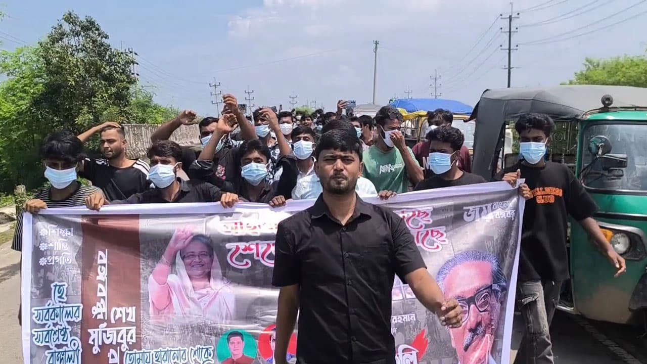 সাতক্ষীরায় কালো পোশাকে ছাত্রলীগের ঝটিকা মিছিল
