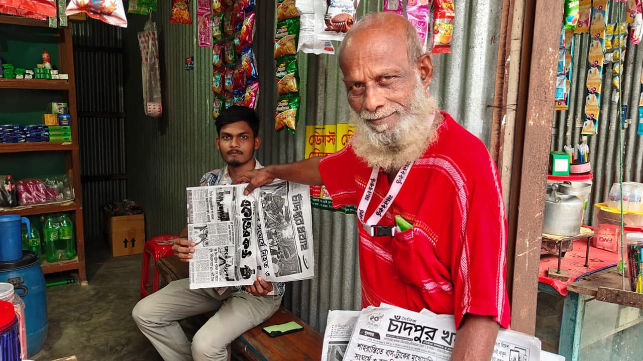 চার যুগ ধরে খবরের বোঝা মাথায়, তবু ভাগ্য বদলায়নি বৃদ্ধ হকারের