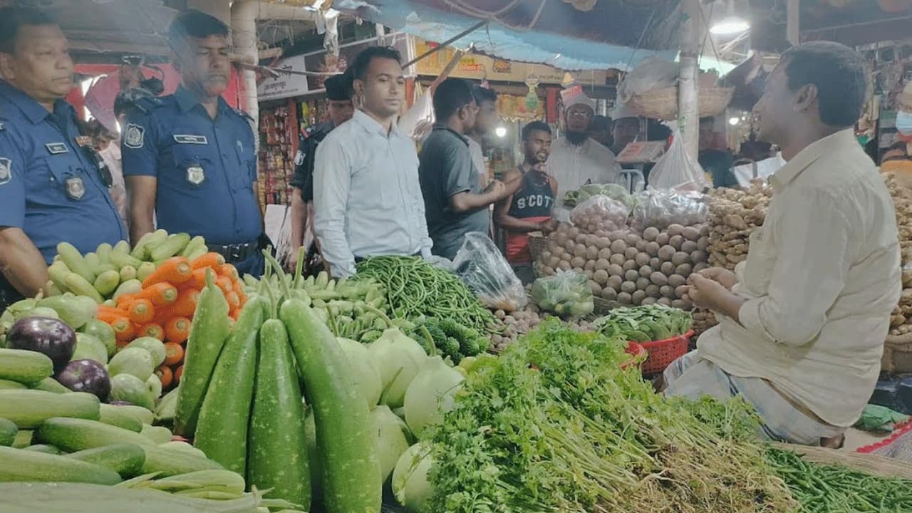 মাছ তাজা দেখাতে লাইটে পলিথিন ব্যবহার, বগুড়ায় ৭ প্রতিষ্ঠানকে জরিমানা