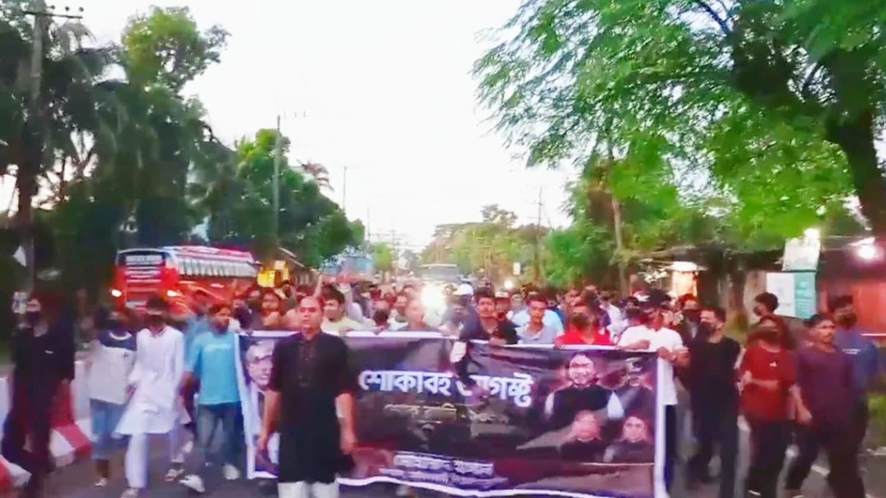 হাটহাজারীতে নিষিদ্ধ যুবলীগের ঝটিকা শোক র‍্যালি, বেশ কয়েকজনকে আটক