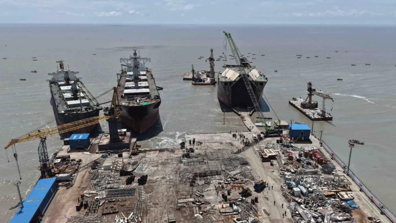 সীতাকুণ্ডে শিপইয়ার্ডে বিষাক্ত গ্যাসে মৃতের সংখ্যা বেড়ে ৯
