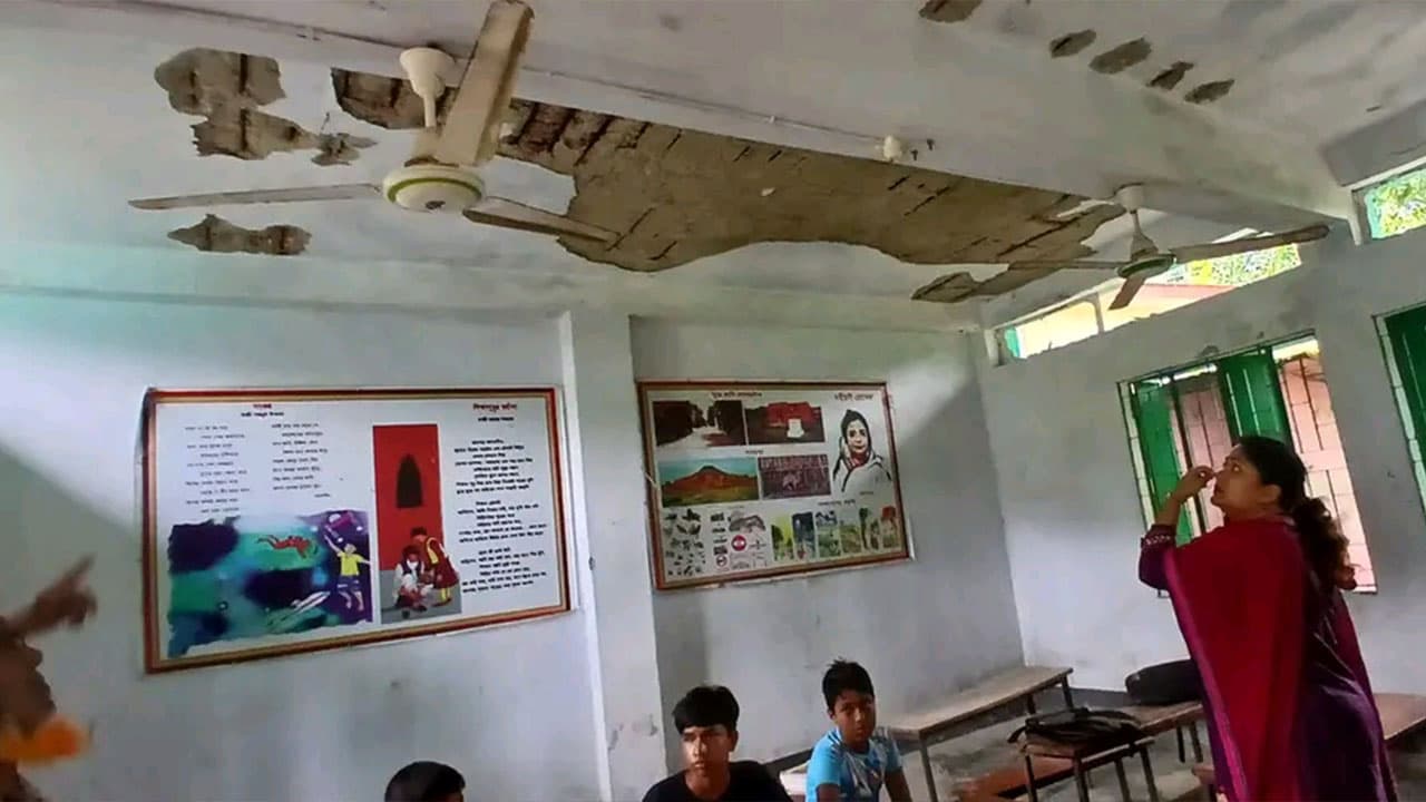 ঝালকাঠিতে ৬০টি প্রাথমিক বিদ্যালয়ে ঝুঁকিপূর্ণ পরিবেশে পাঠদান