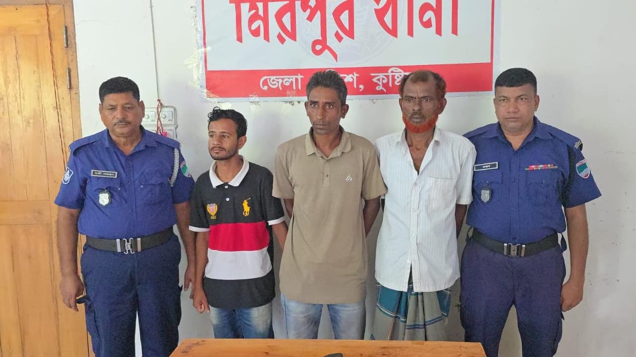 ইউপি সদস্যকে ফাঁসাতে গিয়ে নিজেরাই গ্রেপ্তার তিন