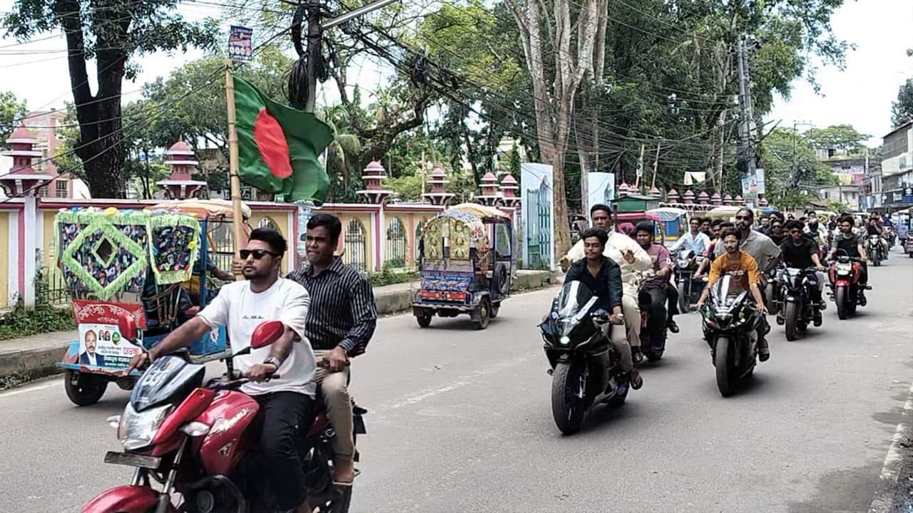 মাদারীপুরে বিএনপির মোটরসাইকেল শোডাউনে ‘জয় বাংলা’ স্লোগান