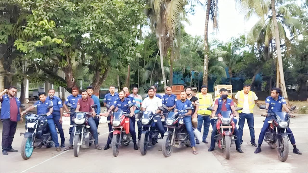 ঝালকাঠিতে পুলিশের মোটরসাইকেল মহড়া, আওয়ামী লীগের ৫ নেতা গ্রেপ্তার