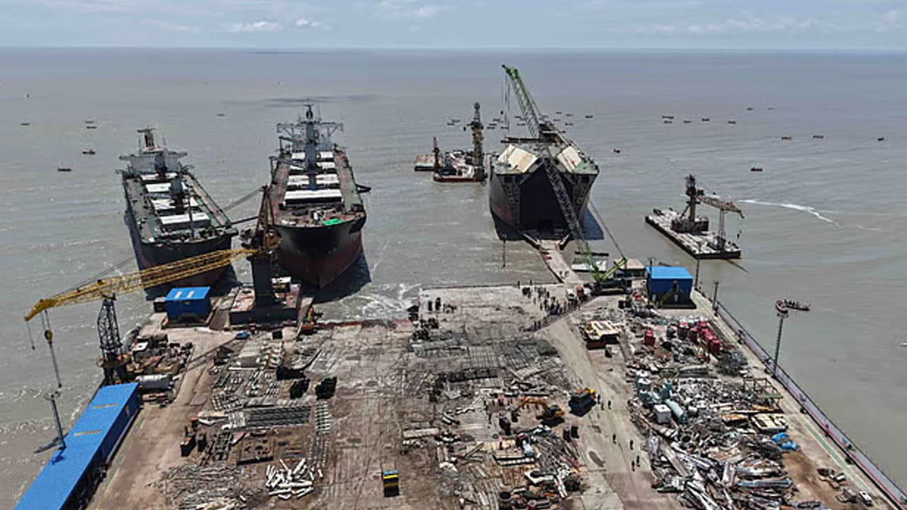 সীতাকুণ্ডে জাহাজ ভাঙার কারখানায় বিষাক্ত গ্যাসে ৯ শ্রমিকের মৃত্যু: উচ্চপর্যায়ের দুটি তদন্ত কমিটি গঠন