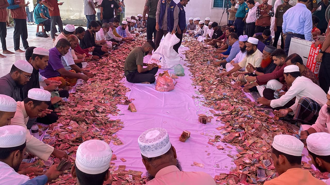 ৩৪ দিন পর ফের খোলা হলো শাহজালাল মাজারের দানবাক্স