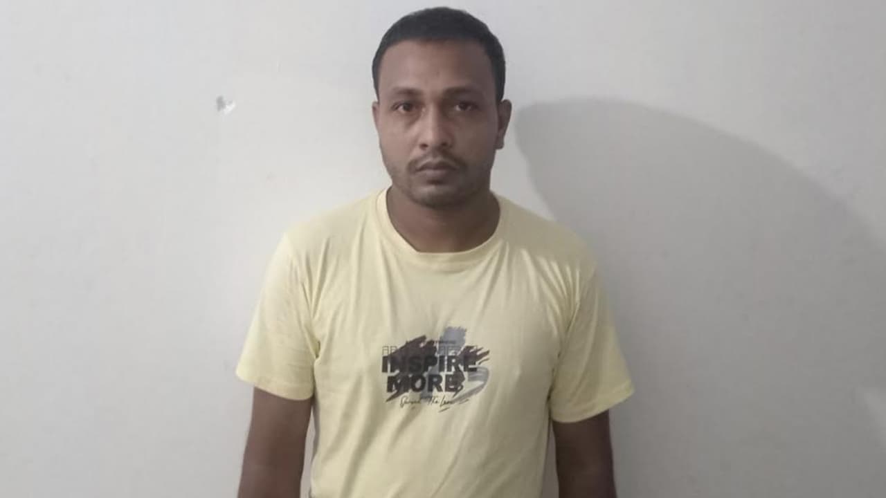 পিরোজপুরে পলাতক ছাত্রলীগ নেতা গ্রেপ্তার