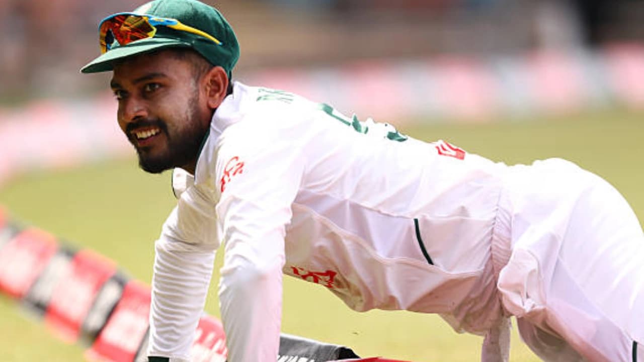 স্টার্ক বিতর্ক পেছনে ফেলে জয়ে চোখ মিরাজের