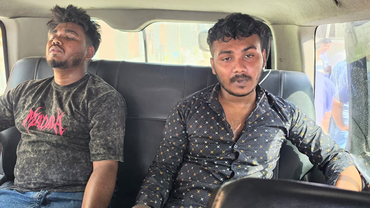 ফতুল্লায় মাদকবিরোধী অভিযানে পুলিশের ওপর হামলা, অস্ত্রসহ গ্রেপ্তার ২