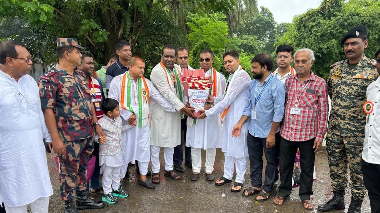 ভোমরা স্থলবন্দরে দুই দেশের ব্যবসায়ীদের শুভেচ্ছা বিনিময়