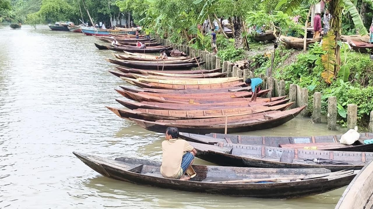 পিরোজপুরে শতবর্ষী ঐতিহ্যবাহী ভাসমান নৌকার হাট