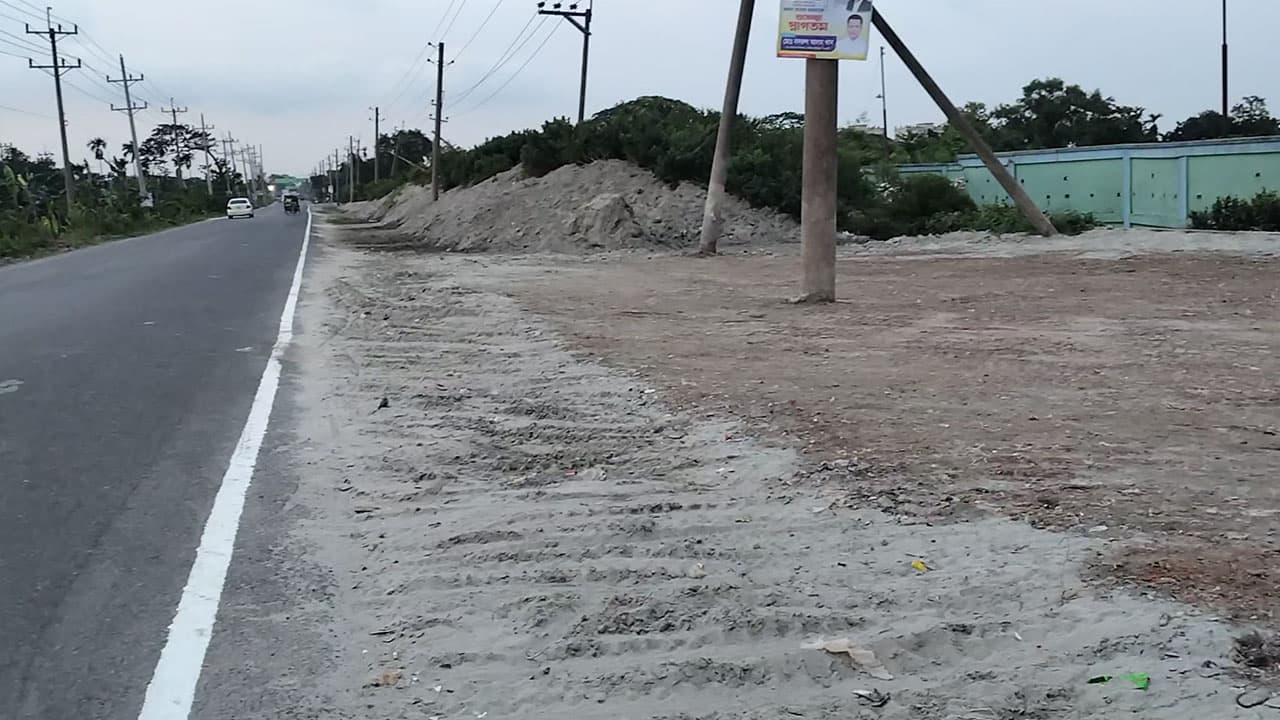 প্রধানমন্ত্রীর সফর: কিশোরগঞ্জে ২০ বছরের পুরোনো ময়লার ভাগাড় বালুচাপা