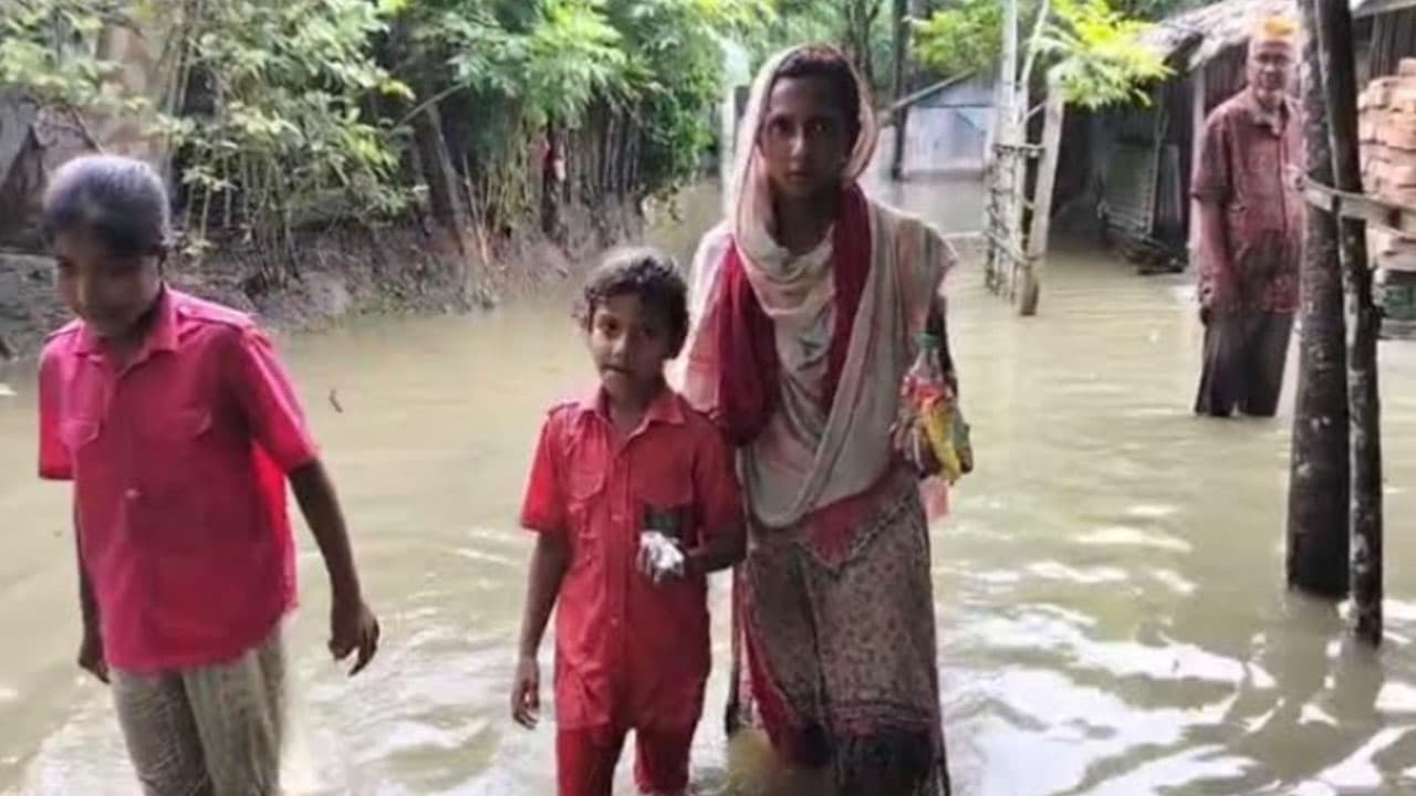 বাগেরহাটে জোয়ারের পানিতে পানিবন্দি মাজিডাঙ্গা আশ্রয়ণ প্রকল্পের ১৪০ পরিবার