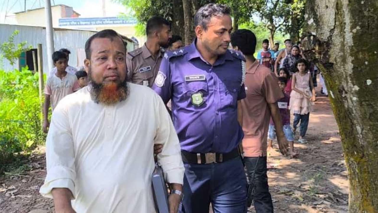 কুমিল্লায় ছাত্রীর সঙ্গে আপত্তিকর ভিডিও ফাঁস, মাদ্রাসা সুপারকে গণপিটুনি দিয়ে পুলিশে সোপর্দ