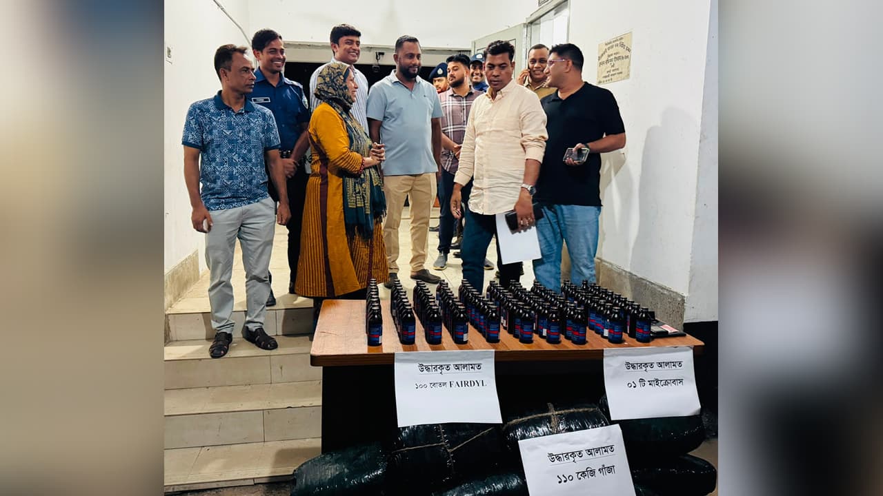 মিরসরাইয়ে মাইক্রোবাস থেকে ১৩০ কেজি গাঁজা ও ফেনসিডিল উদ্ধার