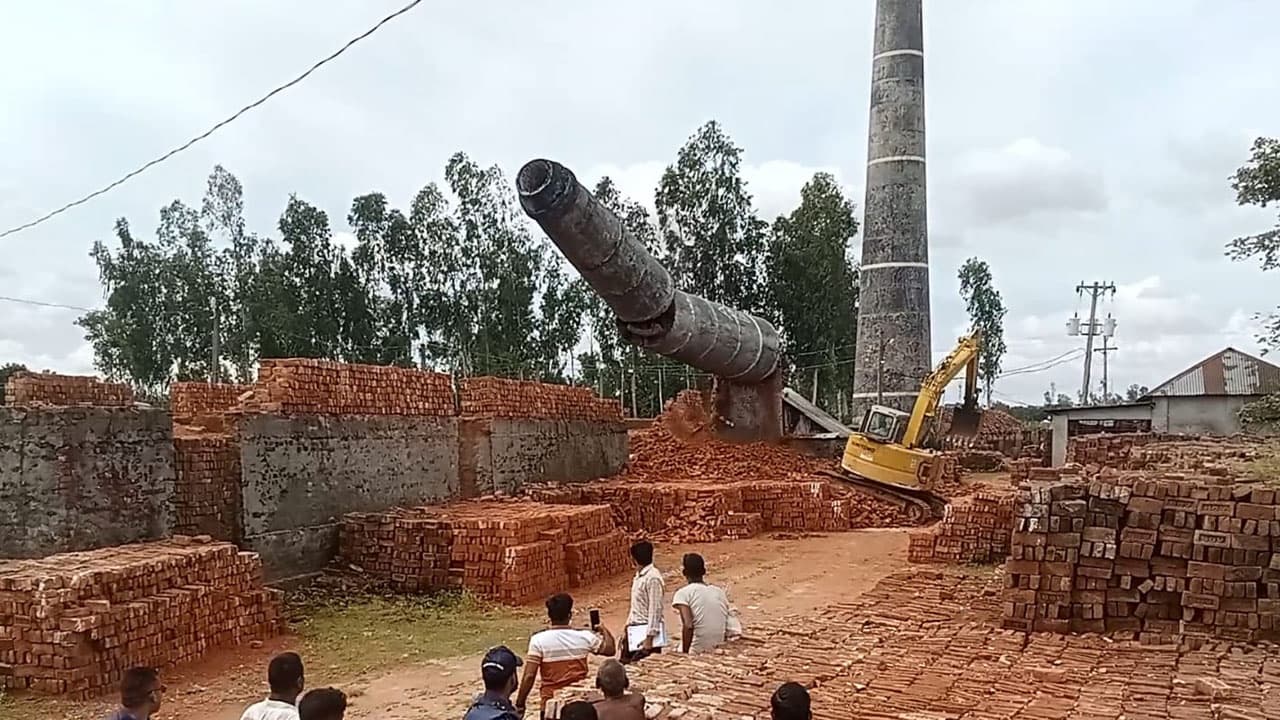 হাইকোর্টের নির্দেশনায় গাইবান্ধায় অবৈধ ইটভাটার চিমনি গুঁড়িয়ে দিল প্রশাসন