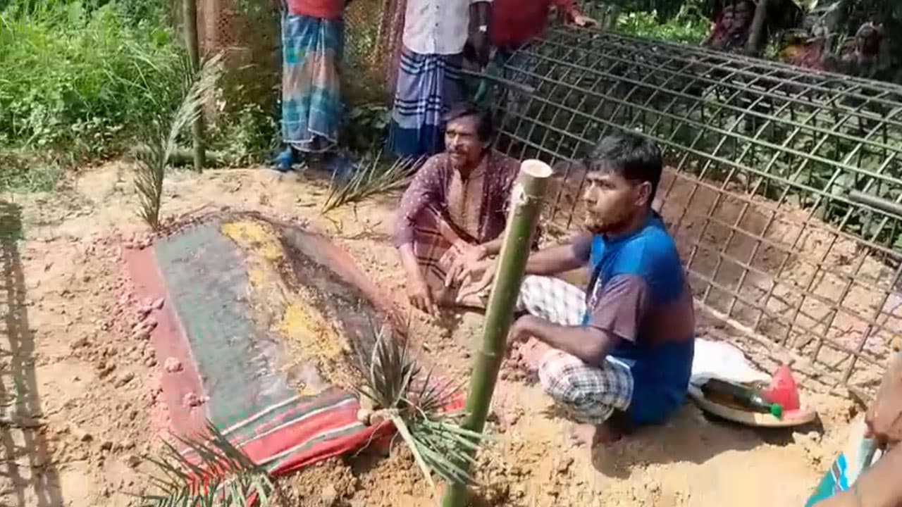 সাপের কামড়ে মৃত নারীকে ‘জীবিত’ করার দাবি ওঝার, শেষমেশ ব্যর্থ