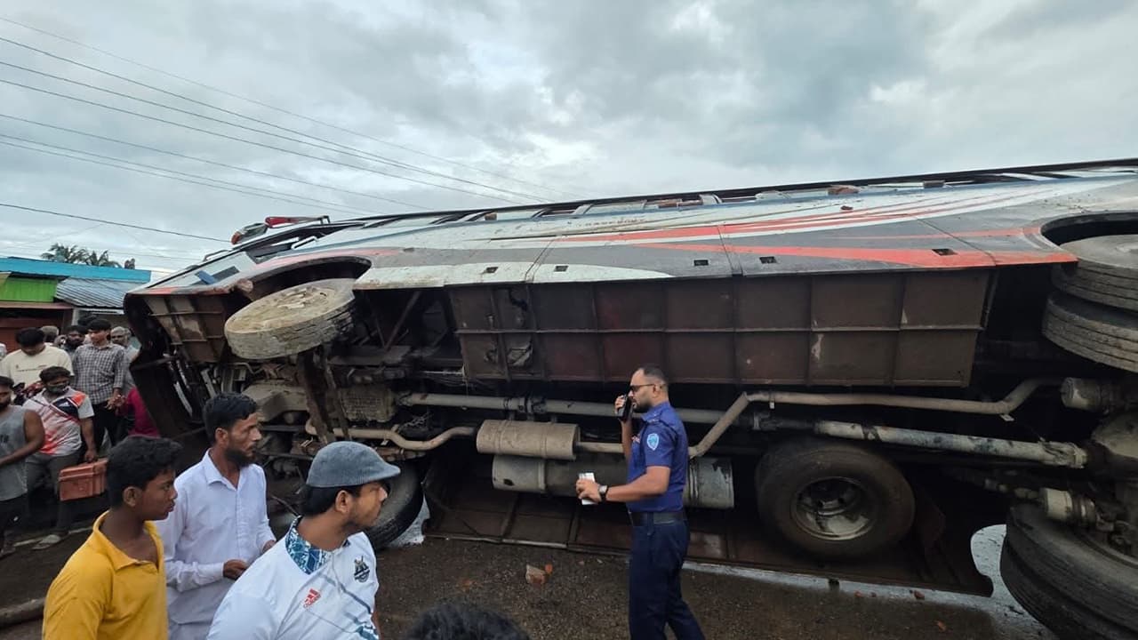 ফেনীতে বাস উল্টে স্কুলছাত্রী নিহত, আহত ৬