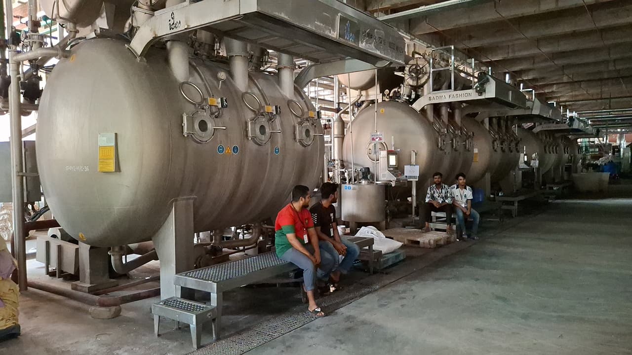 গ্যাস সংকটে থমকে শিল্পকারখানা, বিপাকে শ্রমিকেরা