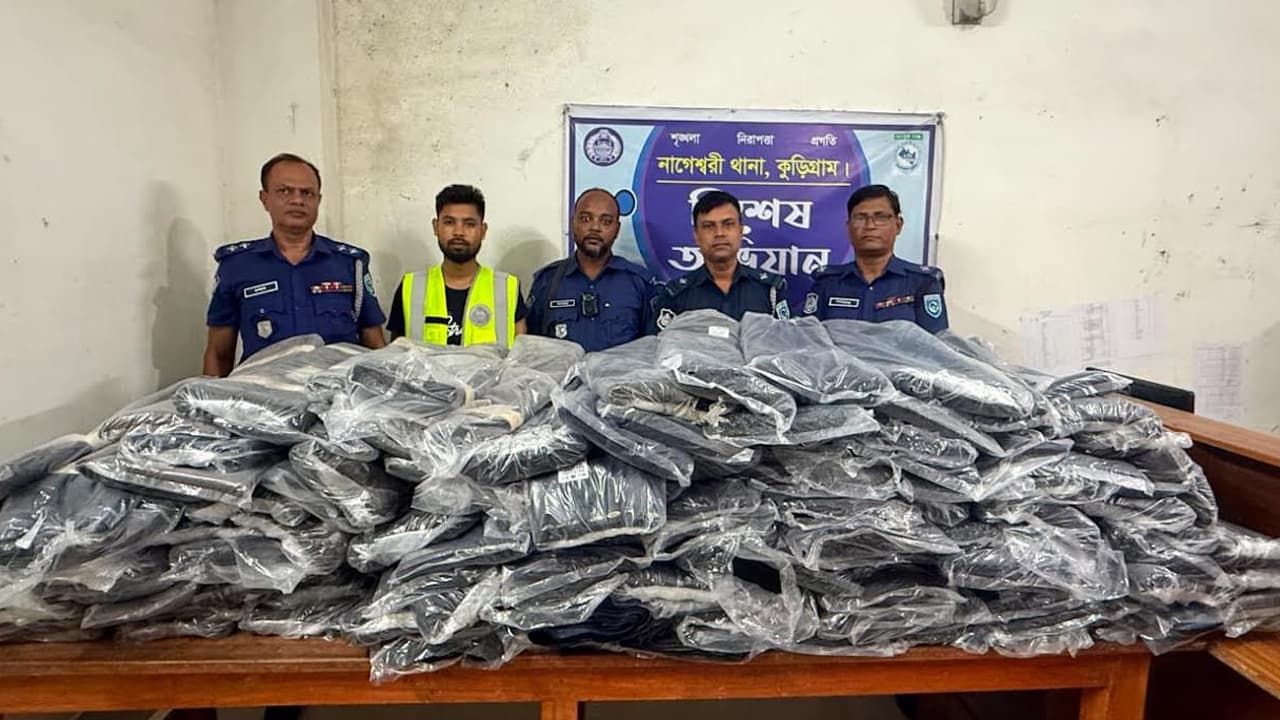 নাগেশ্বরীতে ২৫ লাখ টাকার ভারতীয় চোরাই কাপড় জব্দ