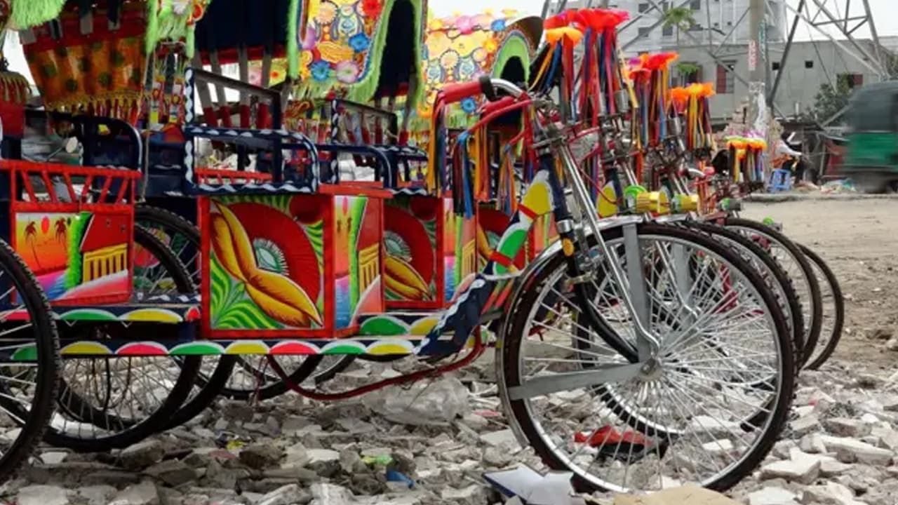 বরিশালে অবৈধ ব্যাটারিচালিত যানের দাপট, প্রতিদিন ৬২ লাখ টাকার বিদ্যুৎ খরচ