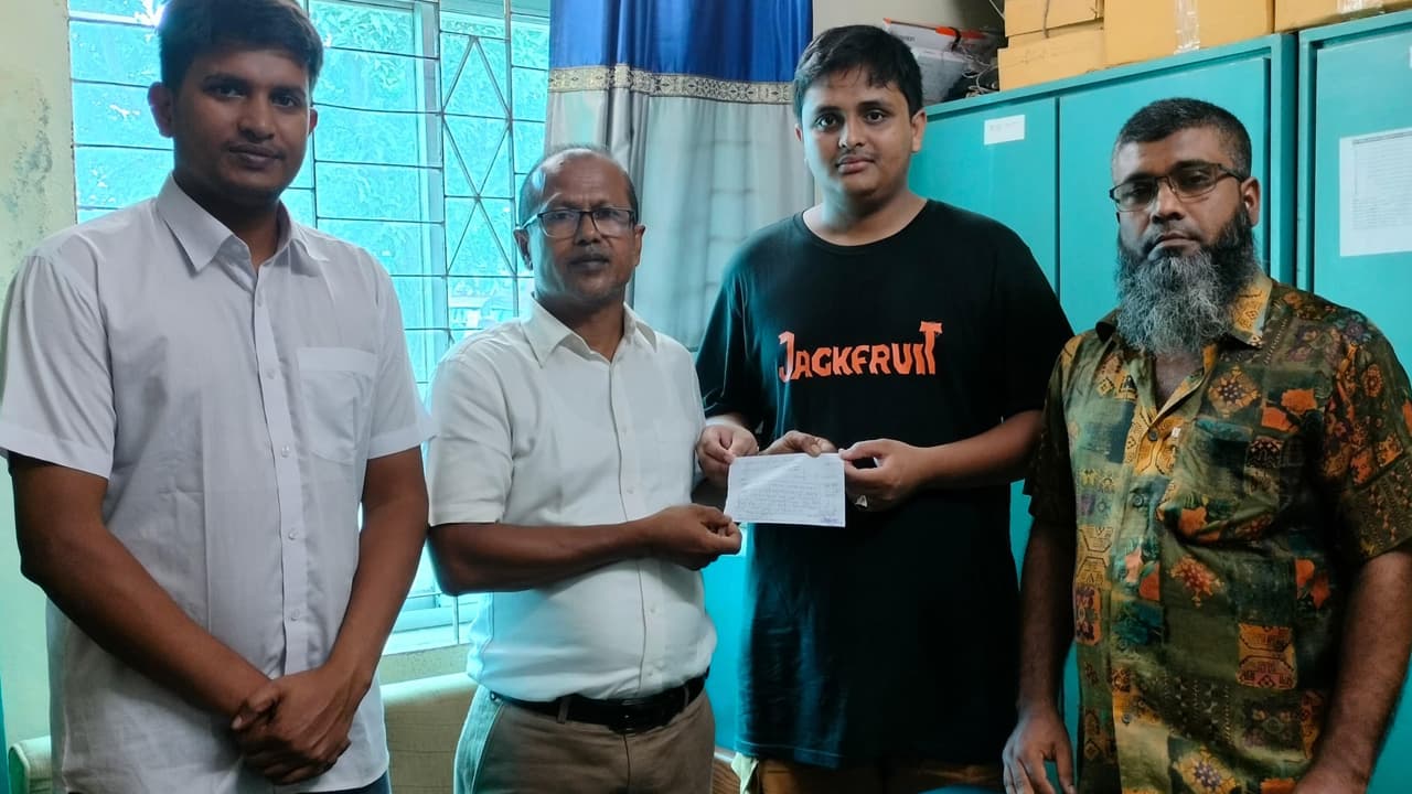 টিকিট ছাড়া ট্রেন ভ্রমণ: অনুশোচনায় সরকারি কোষাগারে টাকা জমা দিলেন শিক্ষার্থী