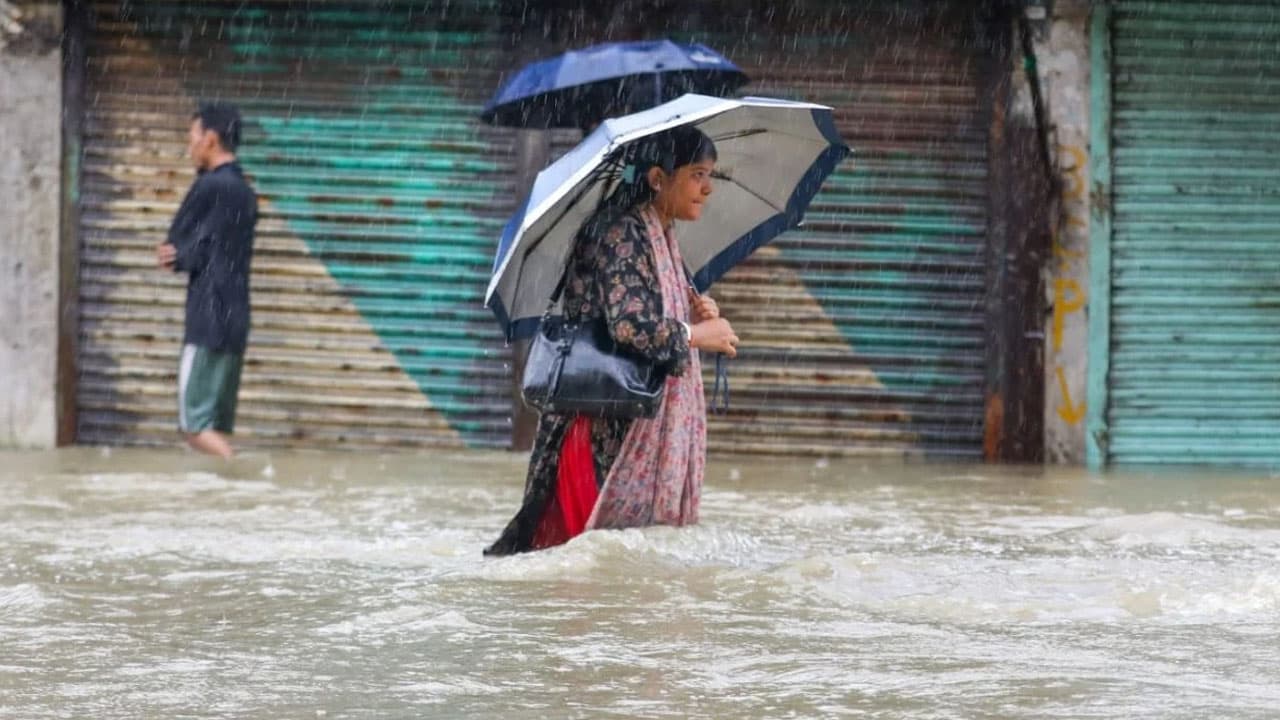 চট্টগ্রামে বৃষ্টিতে হাঁটু থেকে কোমর পানি, জনজীবন বিপর্যস্ত