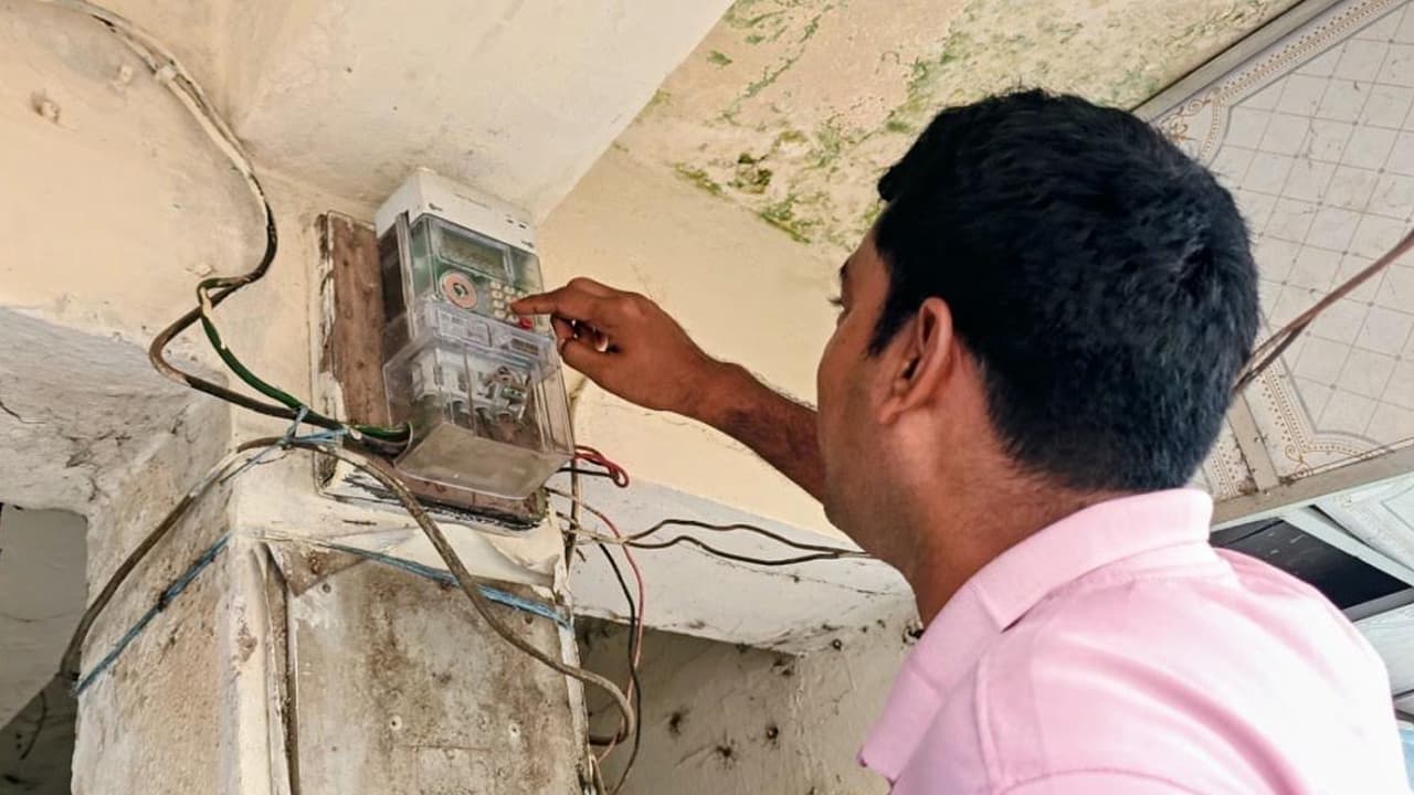 ‘আগে বিদ্যুৎ বিল আসত ৩০০, এখন ২৫০০ টাকা’