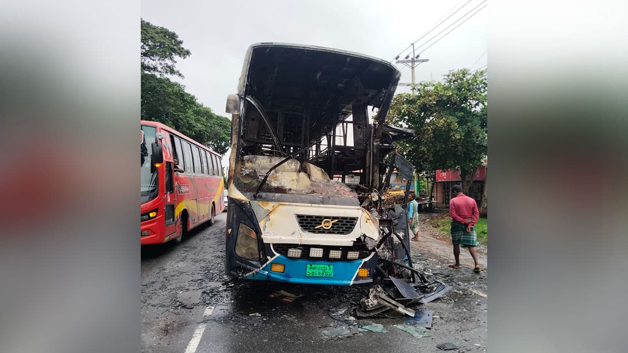 দাউদকান্দিতে ট্রাকের সঙ্গে ধাক্কায় স্লিপার বাসে আগুন, অল্পের জন্য রক্ষা পেলেন যাত্রীরা