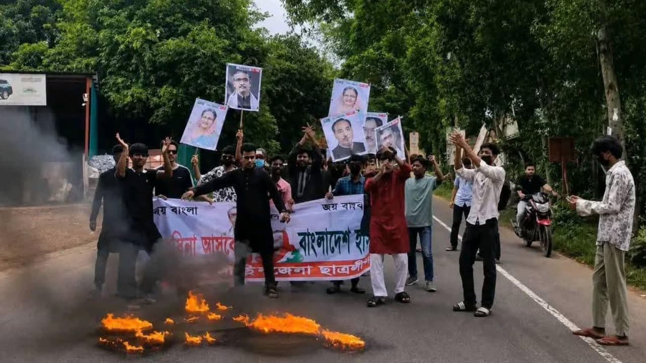 কাশিয়ানীতে মহাসড়কে ছাত্রলীগের বিক্ষোভ, টায়ারে আগুন