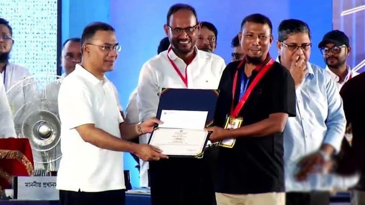 প্রধানমন্ত্রীর হাত থেকে স্বর্ণপদক গ্রহণ করলেন আওয়ামী লীগ নেতা আলাউদ্দিন