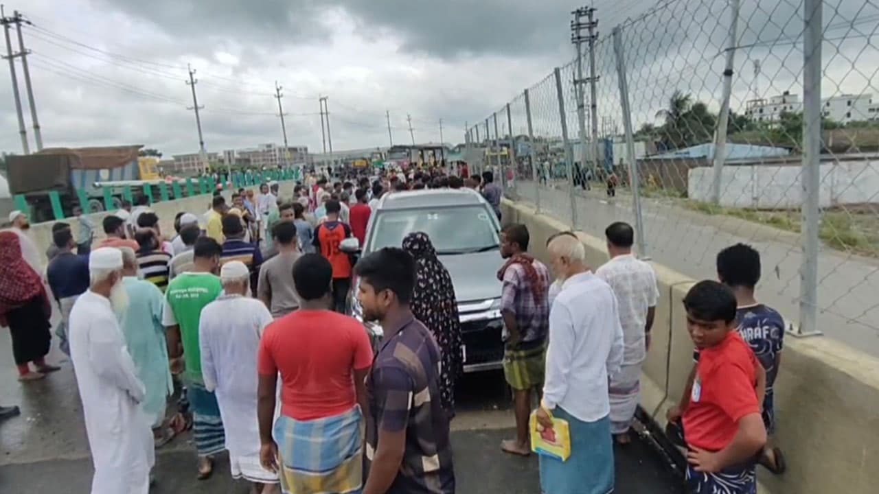 রূপগঞ্জে আন্ডারপাসের দাবিতে এশিয়ান হাইওয়ে অবরোধ, দীর্ঘ যানজট