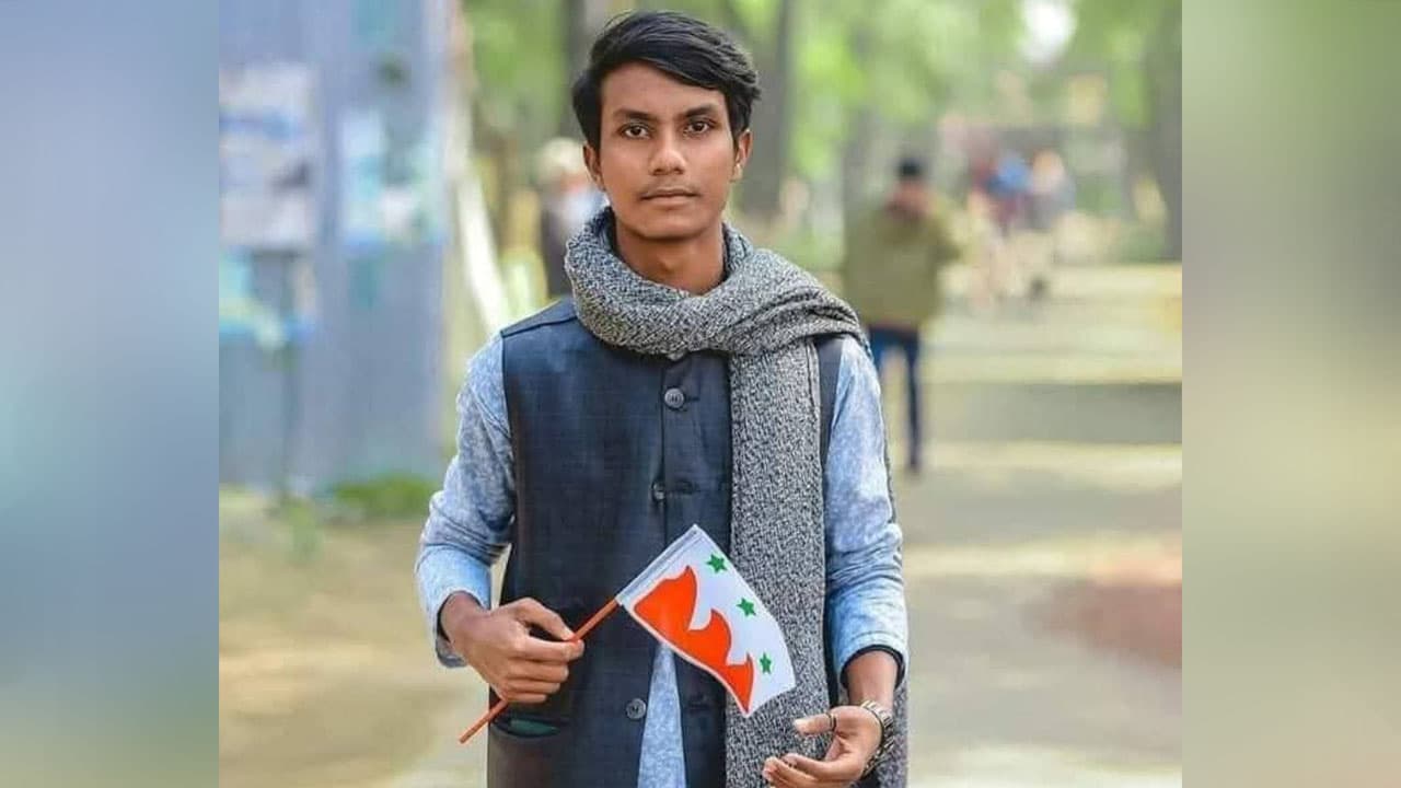 সোনাগাজীতে ফ্যামিলি কার্ড শুমারির দায়িত্বে নিষিদ্ধ ছাত্রলীগের নেতা, বিতর্ক