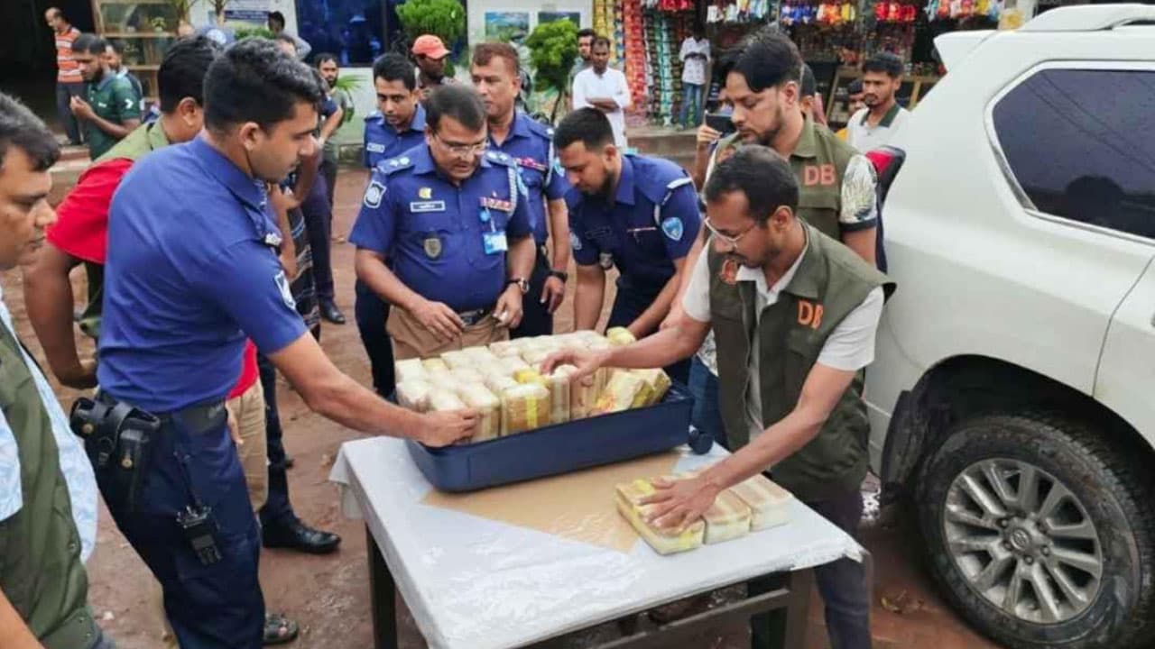 কুমিল্লায় প্রাডো গাড়ি থেকে ১৫ কোটি টাকার ইয়াবা উদ্ধার, আটক ২