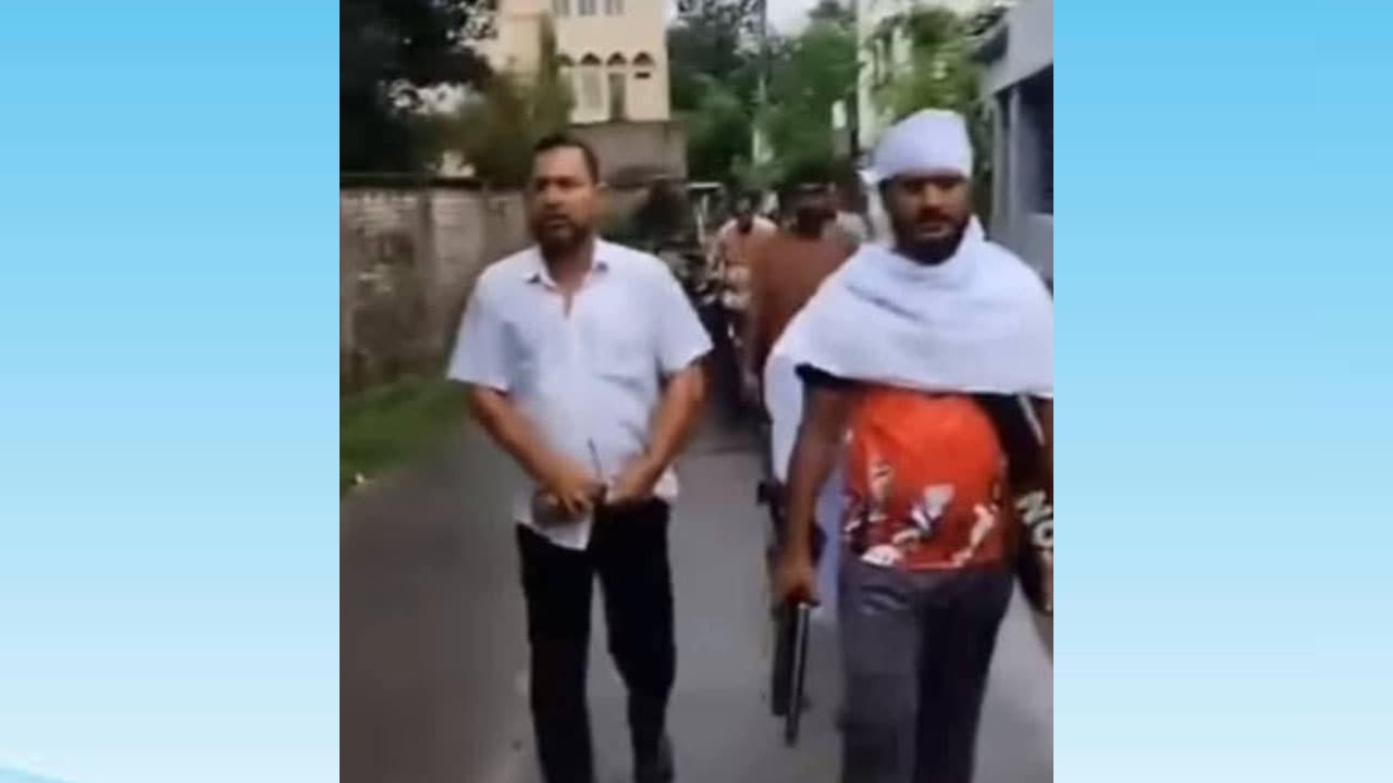ঈশ্বরদীতে কাফনের কাপড় জড়িয়ে অস্ত্র নিয়ে মহড়া, সাবেক ছাত্রদল নেতা পুলিশ হেফাজতে