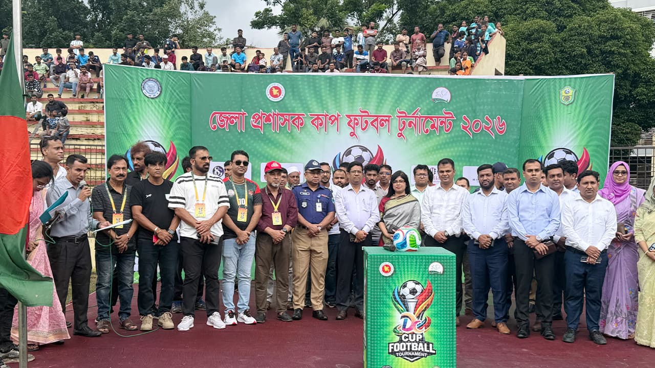 বৃষ্টি উপেক্ষা করে সাতক্ষীরায় জেলা প্রশাসক কাপ ফুটবলে উপচে পড়া ভিড়