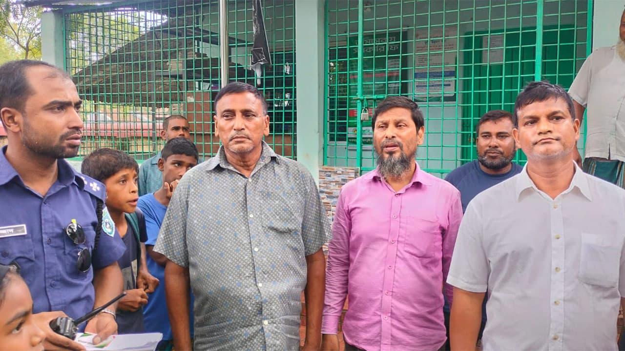 দিনাজপুরে ভূমি কর আদায়ের নামে ঘুষ নিতে গিয়ে তহশিলদারসহ ৩ আটক