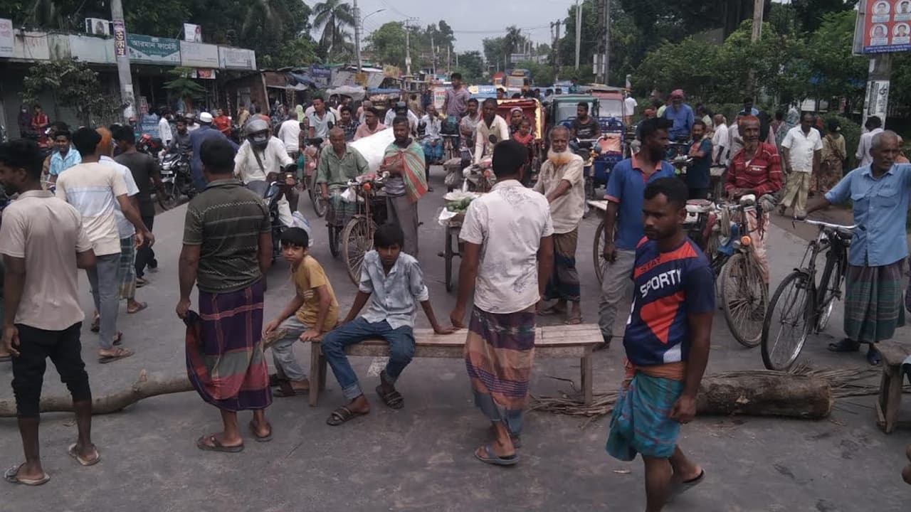 ফুলবাড়ীতে বাসের চাকায় পিষ্ট হয়ে তৃতীয় শ্রেণির শিক্ষার্থীর মৃত্যু, মহাসড়ক অবরোধ