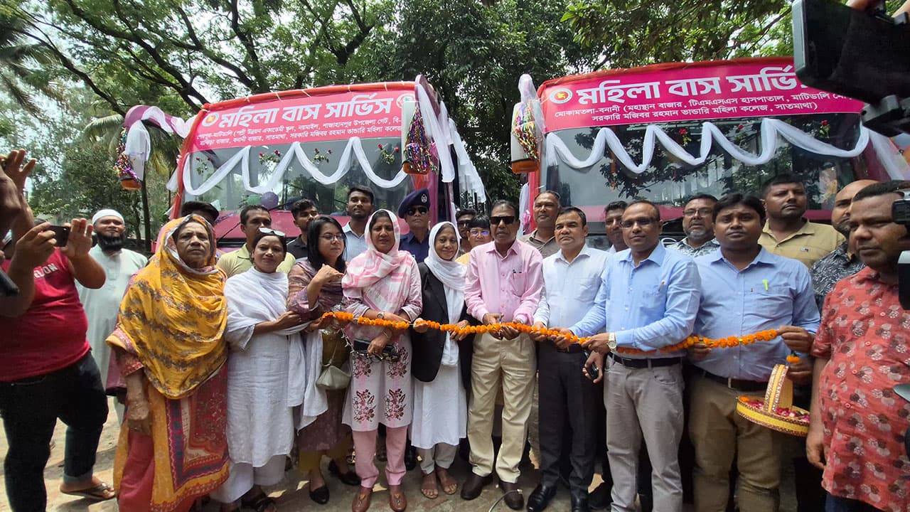 বগুড়ায় বিআরটিসির ‘মহিলা বাস সার্ভিস’ চালু, চালক ও কন্ডাক্টরও নারী