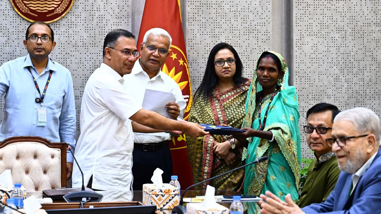 চা-বাগান শ্রমিকরা পাচ্ছেন ২০ হাজার রেইনকোট, উদ্বোধন প্রধানমন্ত্রীর
